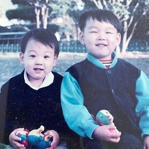 ジョングク子供の頃、お兄ちゃんとの写真